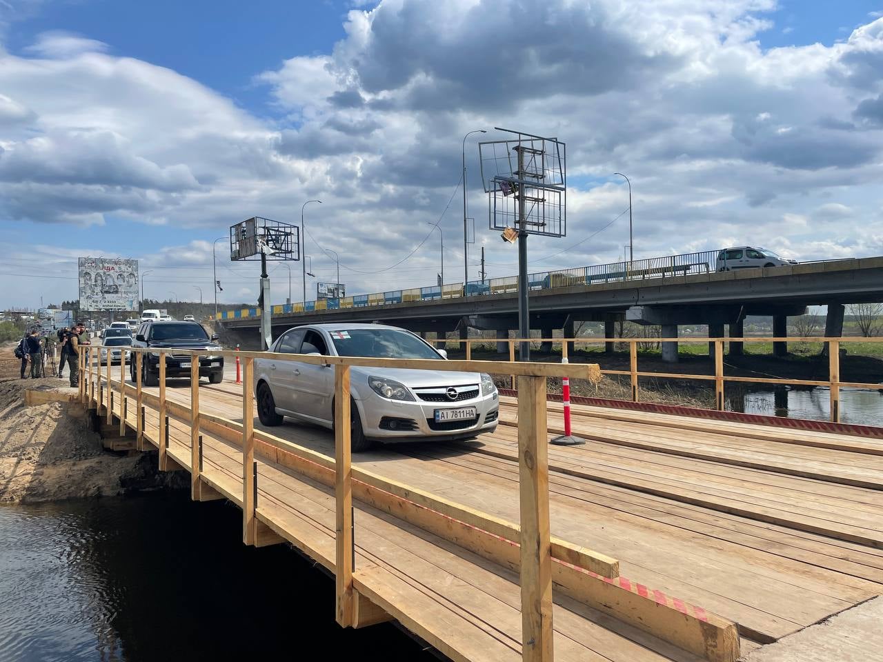 Біля Гостомеля відкрили переправу: хто по ній може їздити і як вона виглядає (фото)