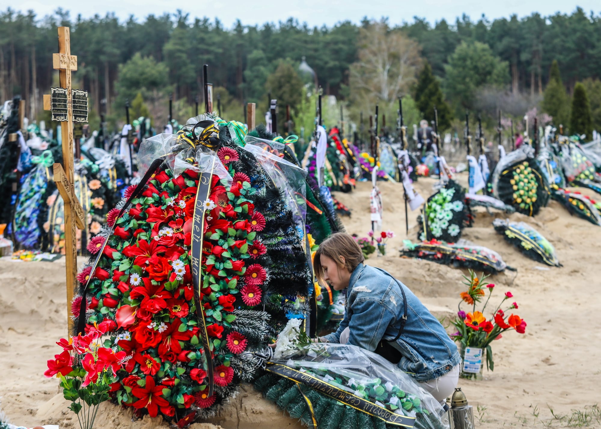 Мурашки по коже: сеть потрясли фото поминальных дней в Ирпене