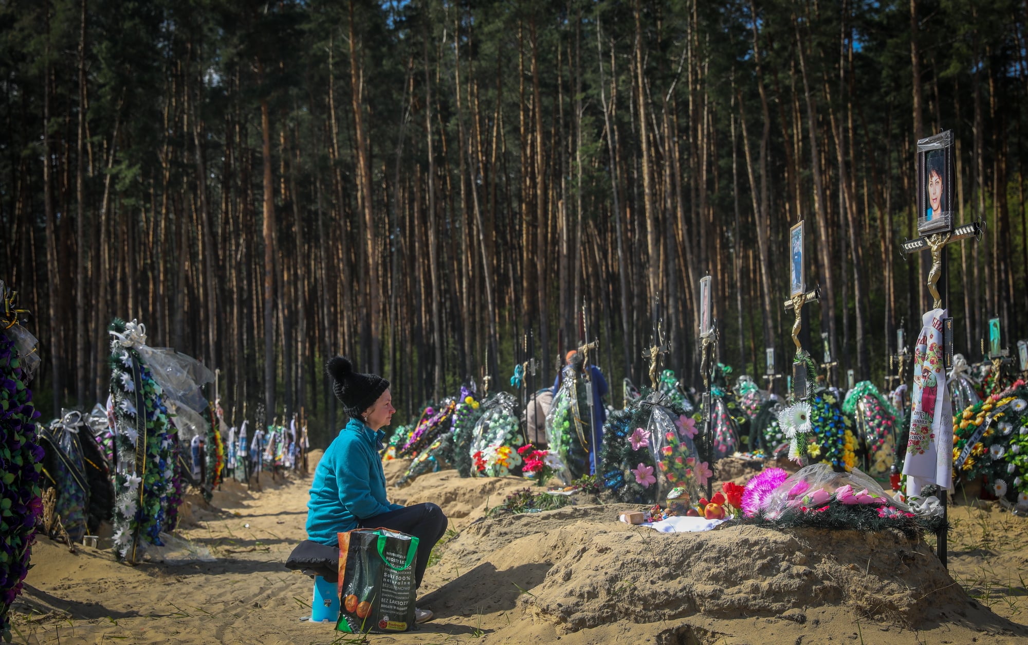 Мурашки по коже: сеть потрясли фото поминальных дней в Ирпене