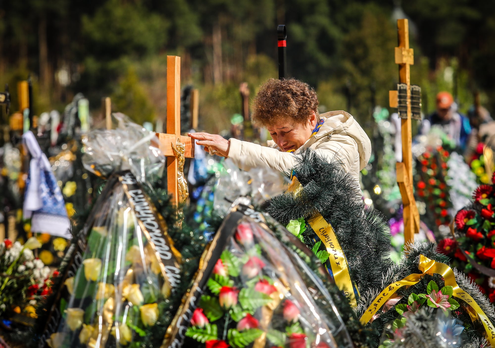 Мурашки по коже: сеть потрясли фото поминальных дней в Ирпене