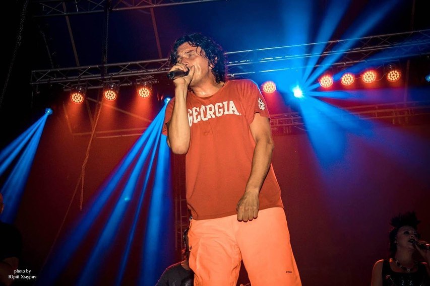 Легендарную футболку Скрябина, в которой он в 2014-м послал Путина, продали за рекордную сумму