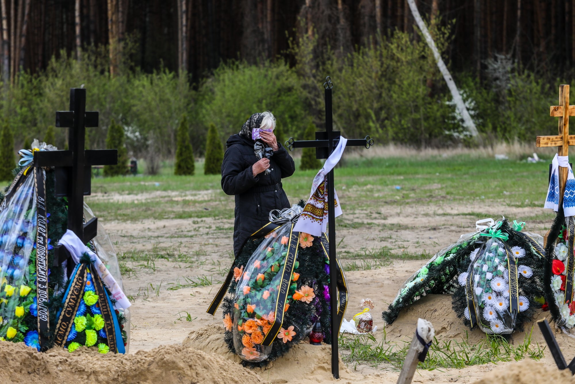 Мурашки по коже: сеть потрясли фото поминальных дней в Ирпене