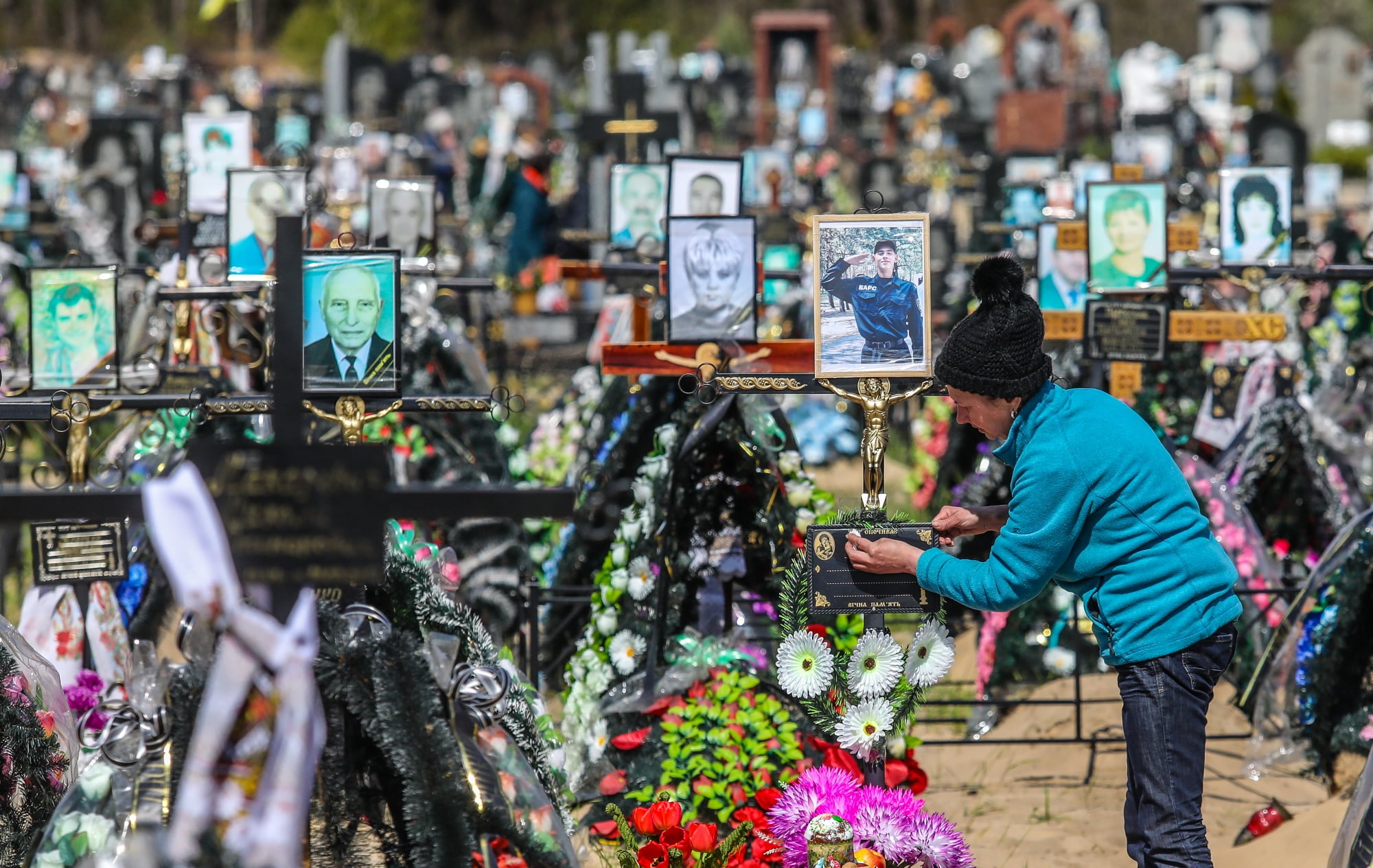 Мурашки по коже: сеть потрясли фото поминальных дней в Ирпене