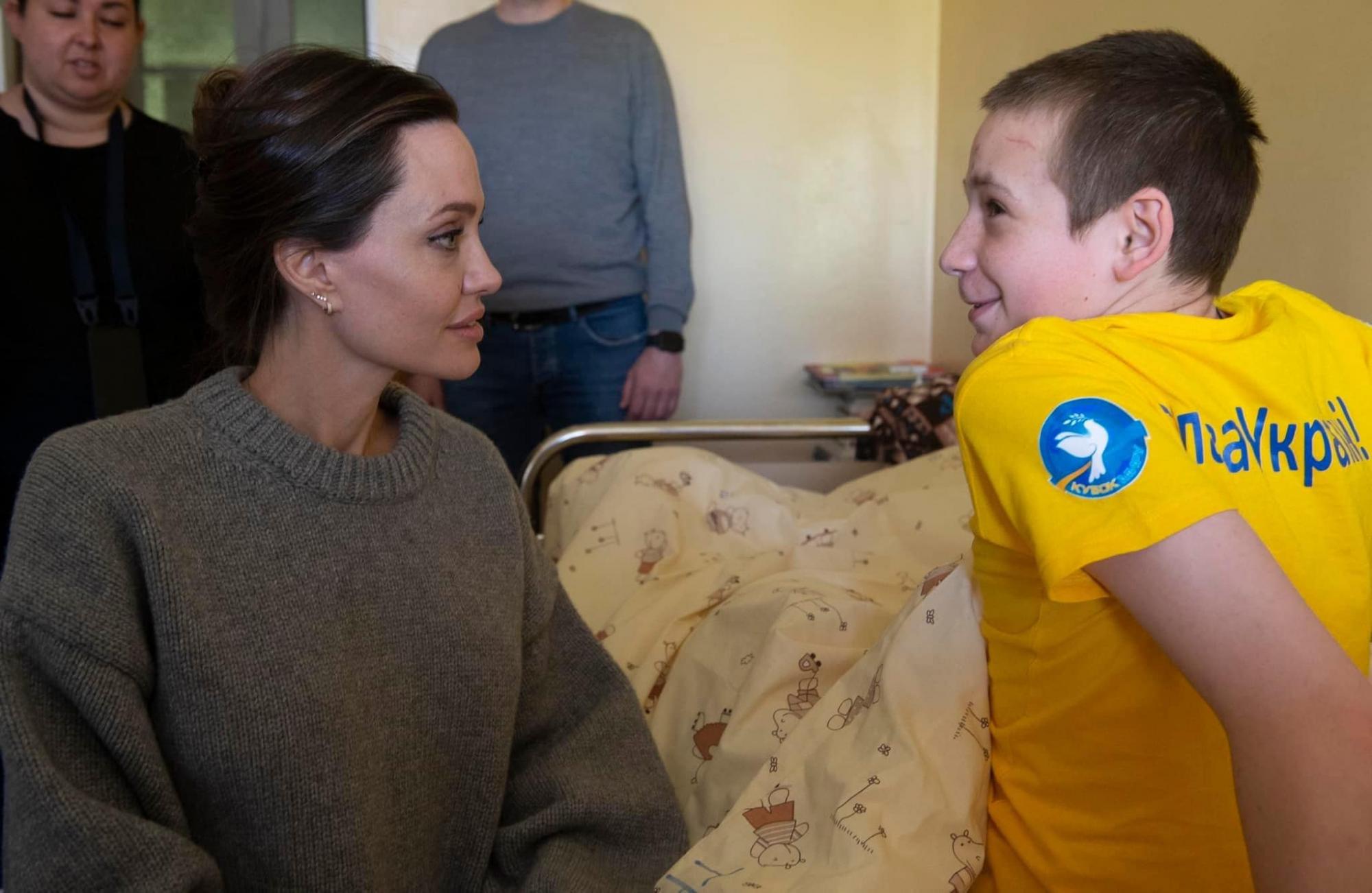 Анджелина Джоли поделилась суперсилой с маленькими украинцами: трогательные фото