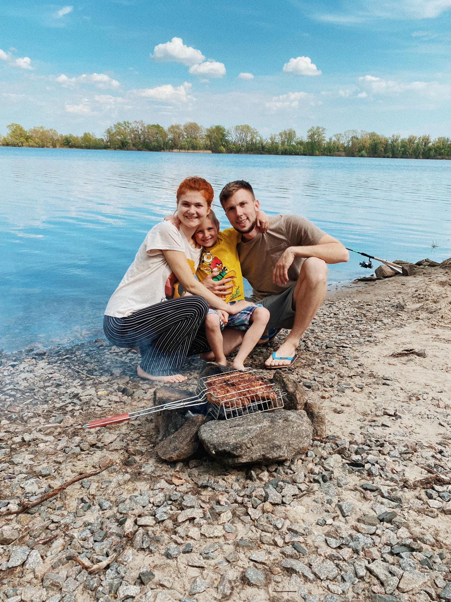 Був такий голодний, що їв свої іграшки: 6-річний хлопчик, який втратив батьків у Маріуполі, знайшов нову родину