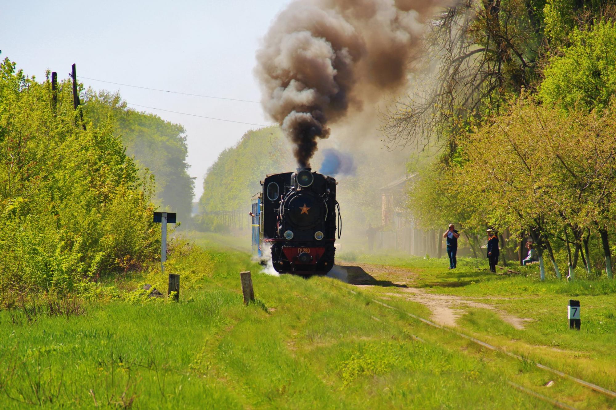 Пейзажи и история. Переселенцев в Украине перевозит самая длинная узкоколейка в Европе