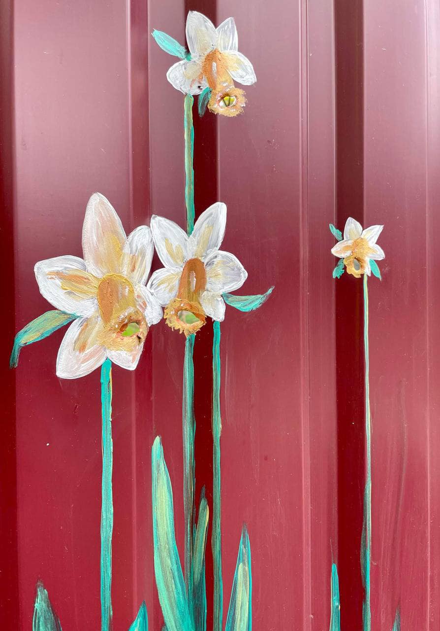 В Буче художница "превратила" отверстия от пуль в цветы (фото)