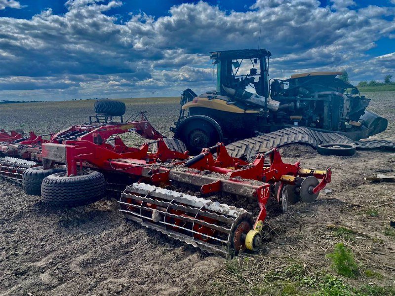 В поле возле Макарова на противотанковой мине подорвался трактор
