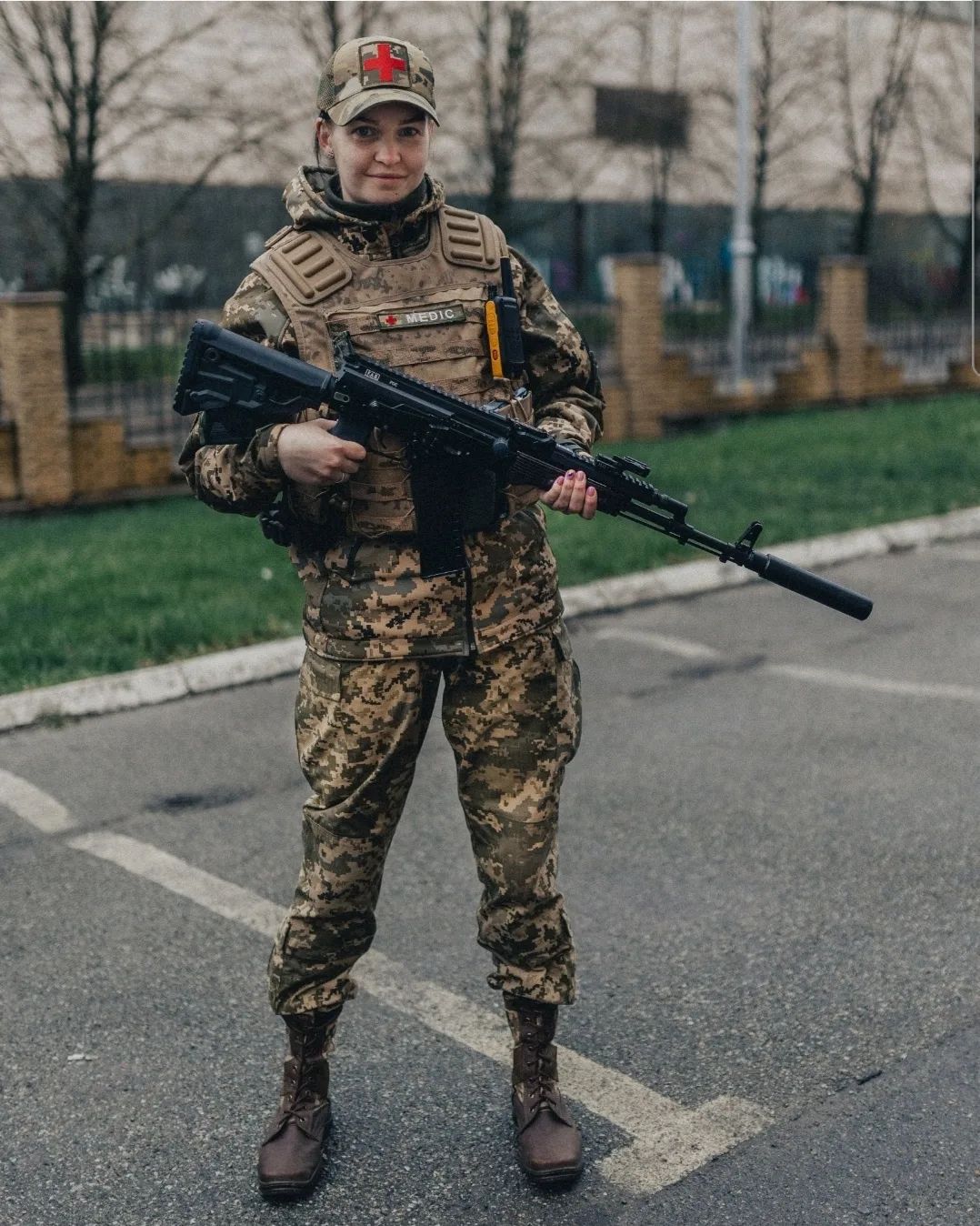 "Я поеду с тобой, чтобы тебя спасти". История медика Алисы, которая покинула успешный бизнес и ушла на фронт за мужем