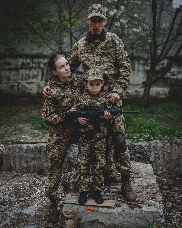 "Я поеду с тобой, чтобы тебя спасти". История медика Алисы, которая покинула успешный бизнес и ушла на фронт за мужем