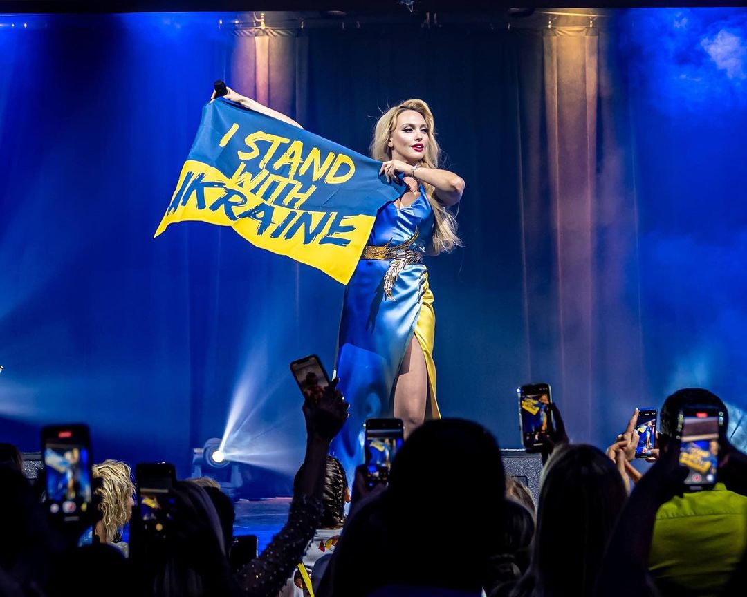 Сине-желтые сердца: невероятные патриотические платья украинских звезд, которые завораживают