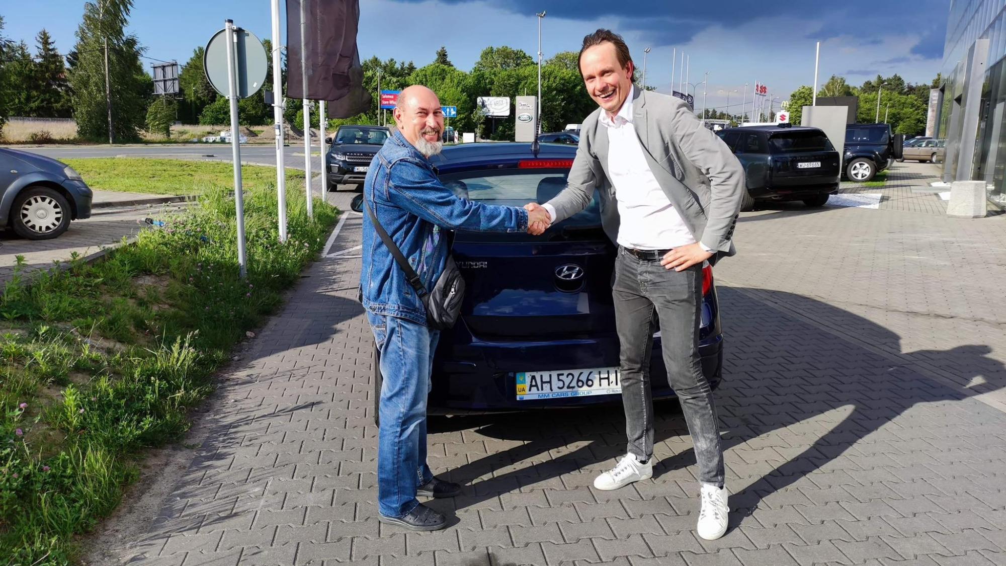 В Польше беженцам из Мариуполя бесплатно отремонтировали обстрелянную машину (фото)