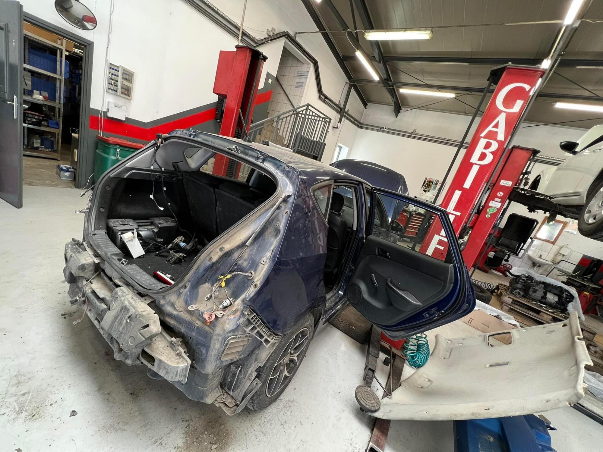 В Польше беженцам из Мариуполя бесплатно отремонтировали обстрелянную машину (фото)