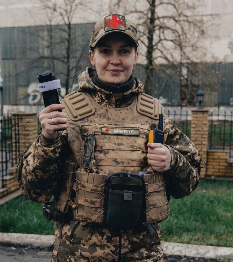 "Я поеду с тобой, чтобы тебя спасти". История медика Алисы, которая покинула успешный бизнес и ушла на фронт за мужем