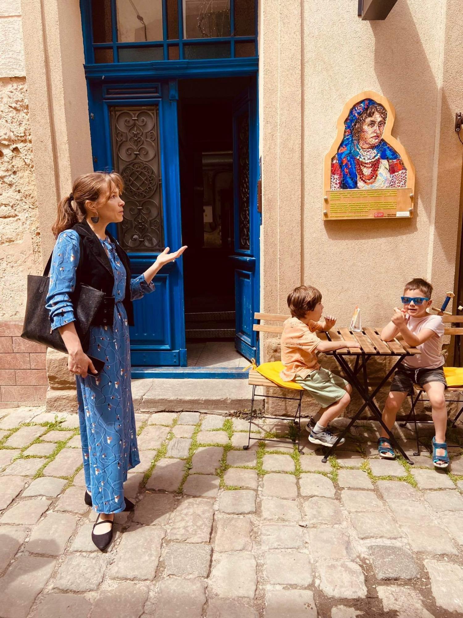 "Ми відновлюємо пам'ять". Як франківчанка зберігає історію, реставруючи старовинні двері