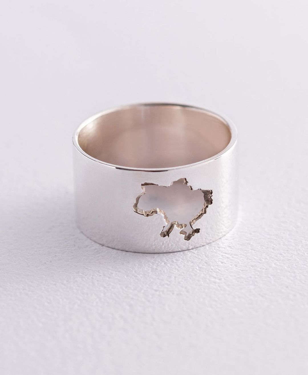 Анджелина Джоли носит украинское кольцо за 1500 грн (фото)