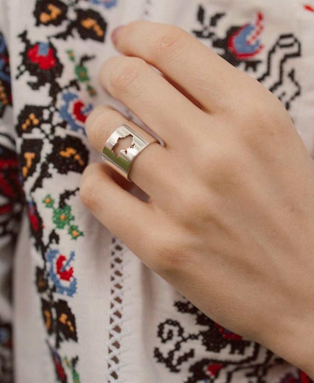 Анджелина Джоли носит украинское кольцо за 1500 грн (фото)