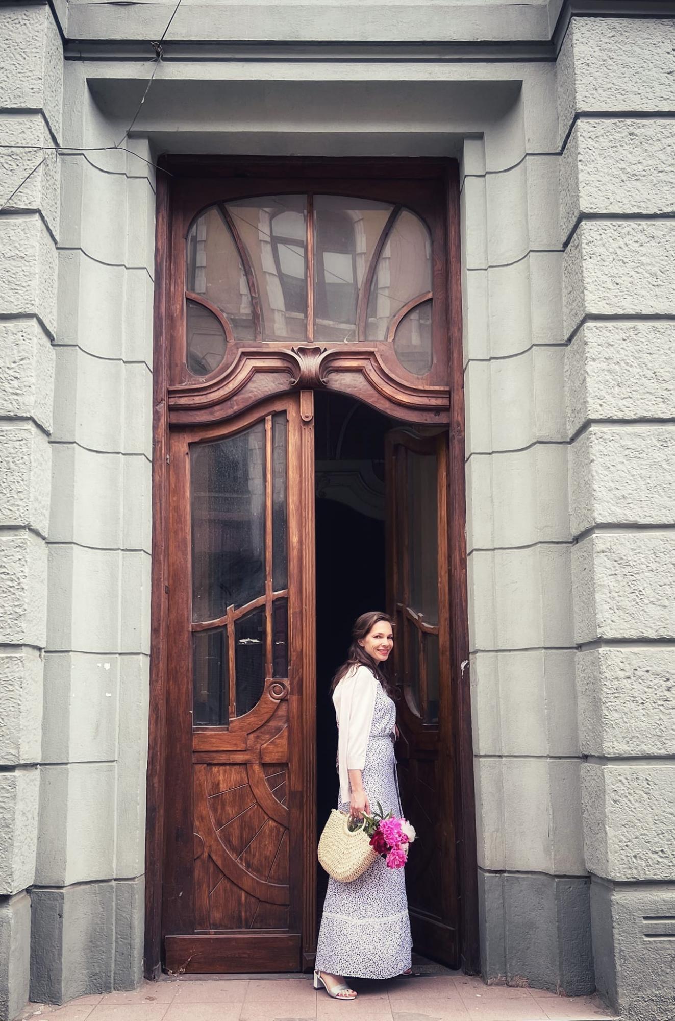 "Ми відновлюємо пам'ять". Як франківчанка зберігає історію, реставруючи старовинні двері