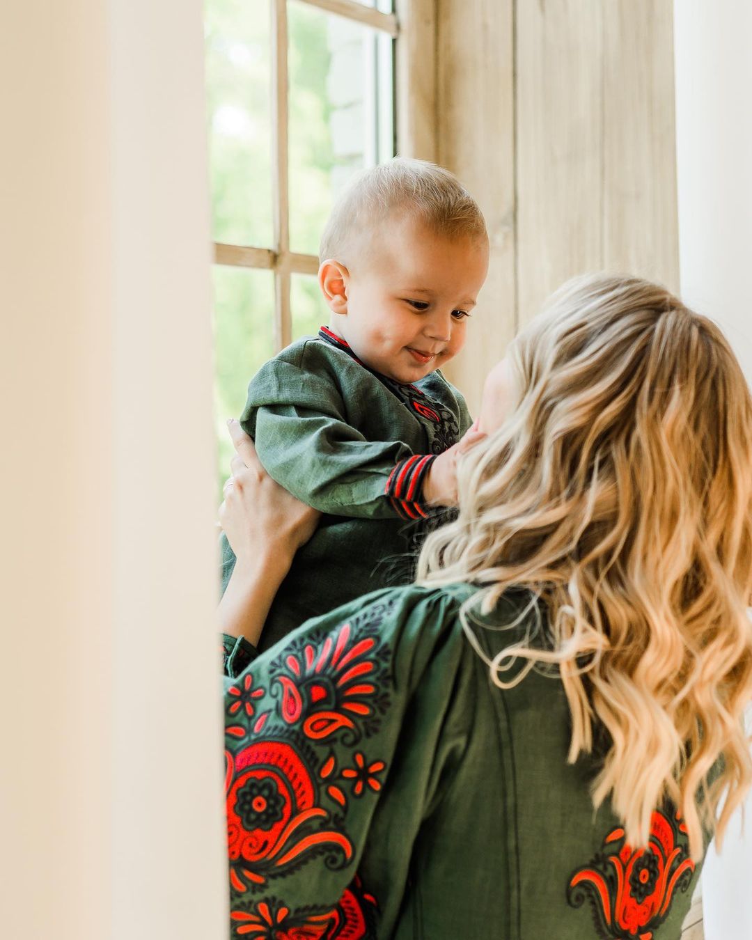 Павлик с женой и сыном устроили яркий фотосет в вышиванках: "гордимся быть украинцами"