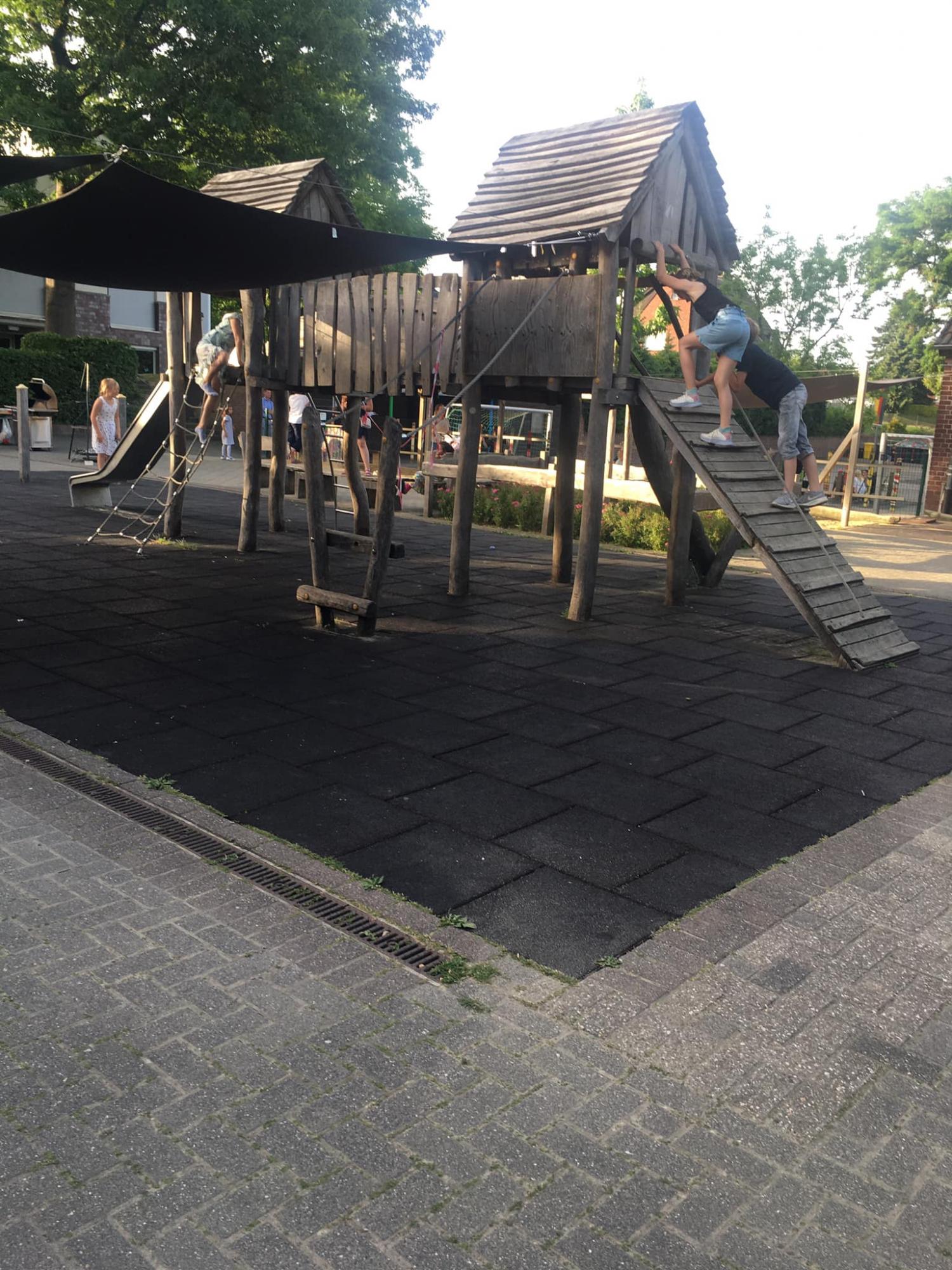 "Людоньки, я ледь не плакала": українка показала випускний у німецькій школі