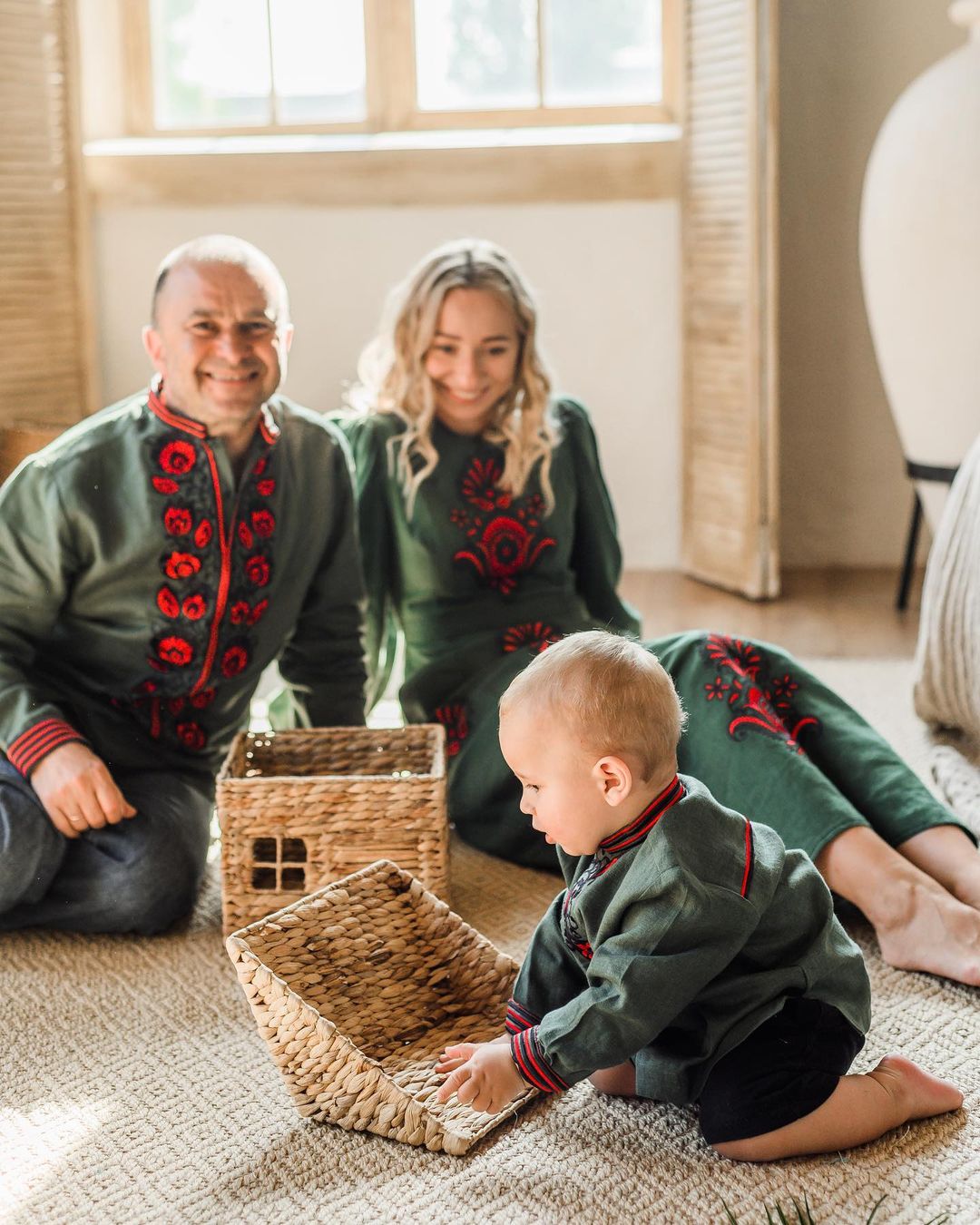 Павлик с женой и сыном устроили яркий фотосет в вышиванках: "гордимся быть украинцами"