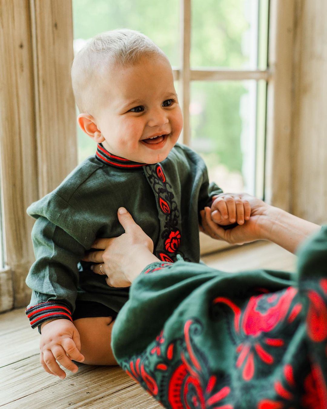 Павлик с женой и сыном устроили яркий фотосет в вышиванках: "гордимся быть украинцами"