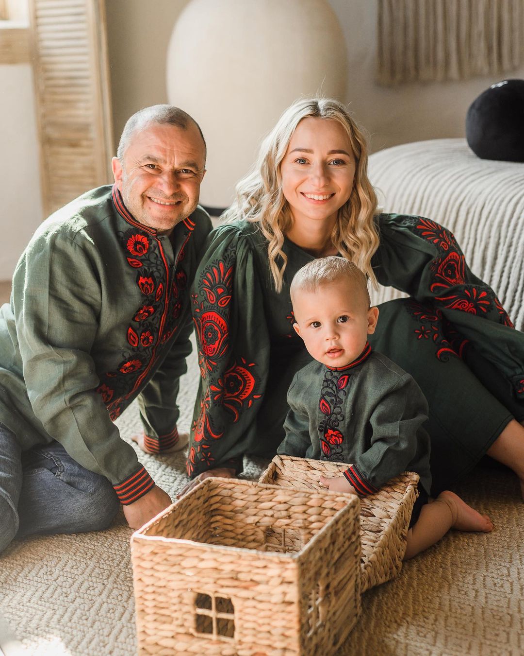Павлик с женой и сыном устроили яркий фотосет в вышиванках: "гордимся быть украинцами"