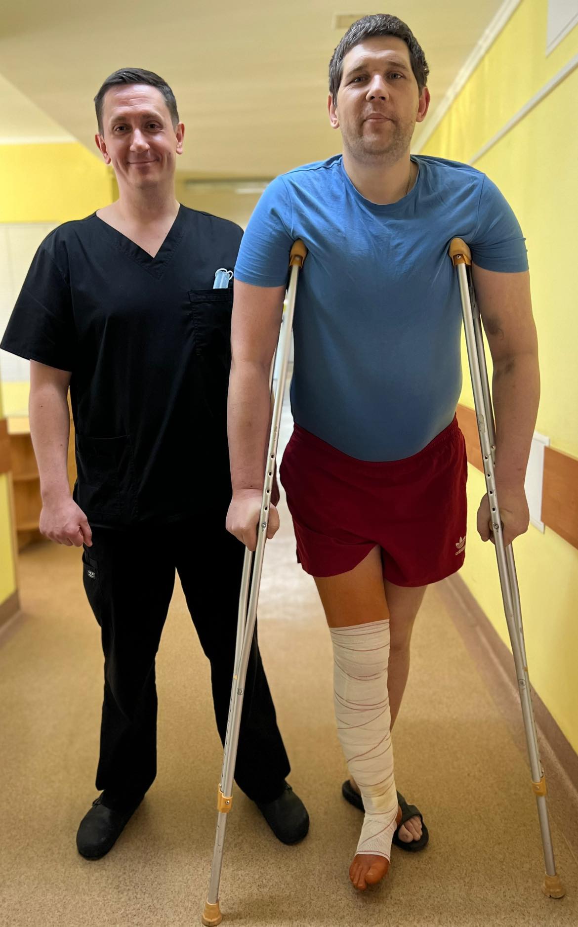 Львовские врачи прооперировали пациента из Славянска, у которого нога сгибалась в разные стороны