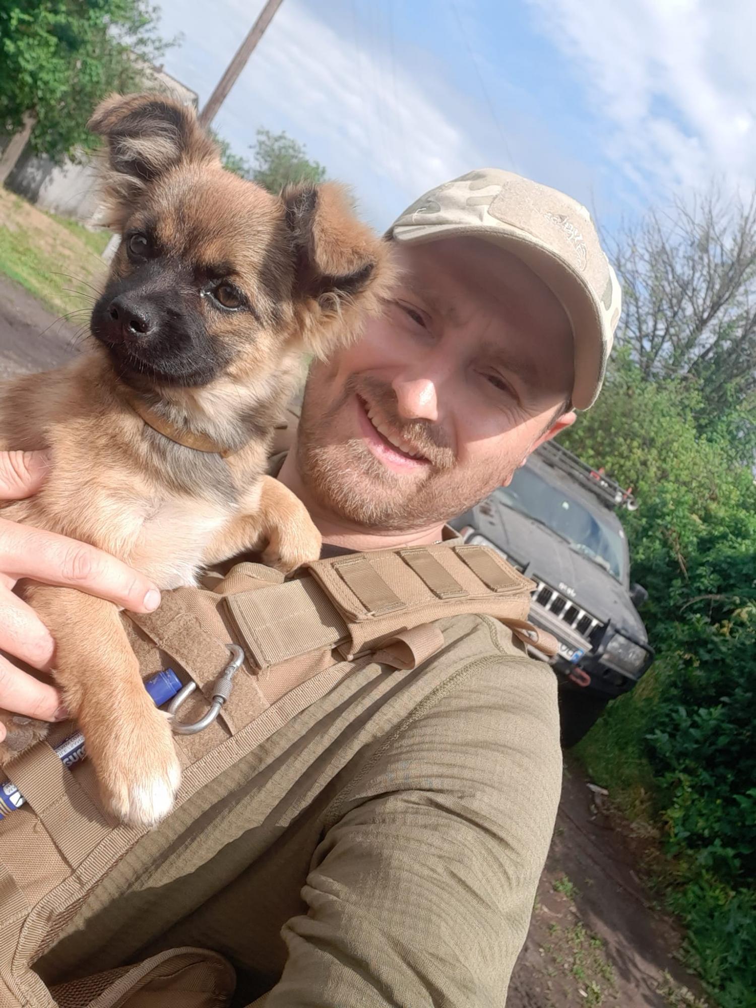 Украинский солдат спасает бездомных животных и уже стал звездой в западных СМИ (видео)