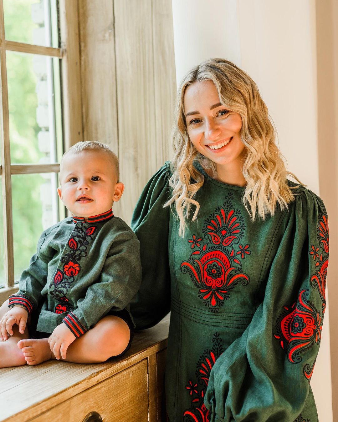 Павлик с женой и сыном устроили яркий фотосет в вышиванках: "гордимся быть украинцами"