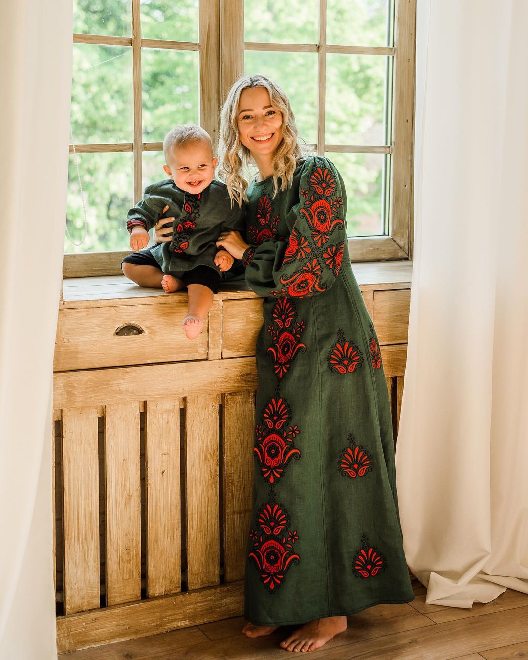 Павлик с женой и сыном устроили яркий фотосет в вышиванках: "гордимся быть украинцами"