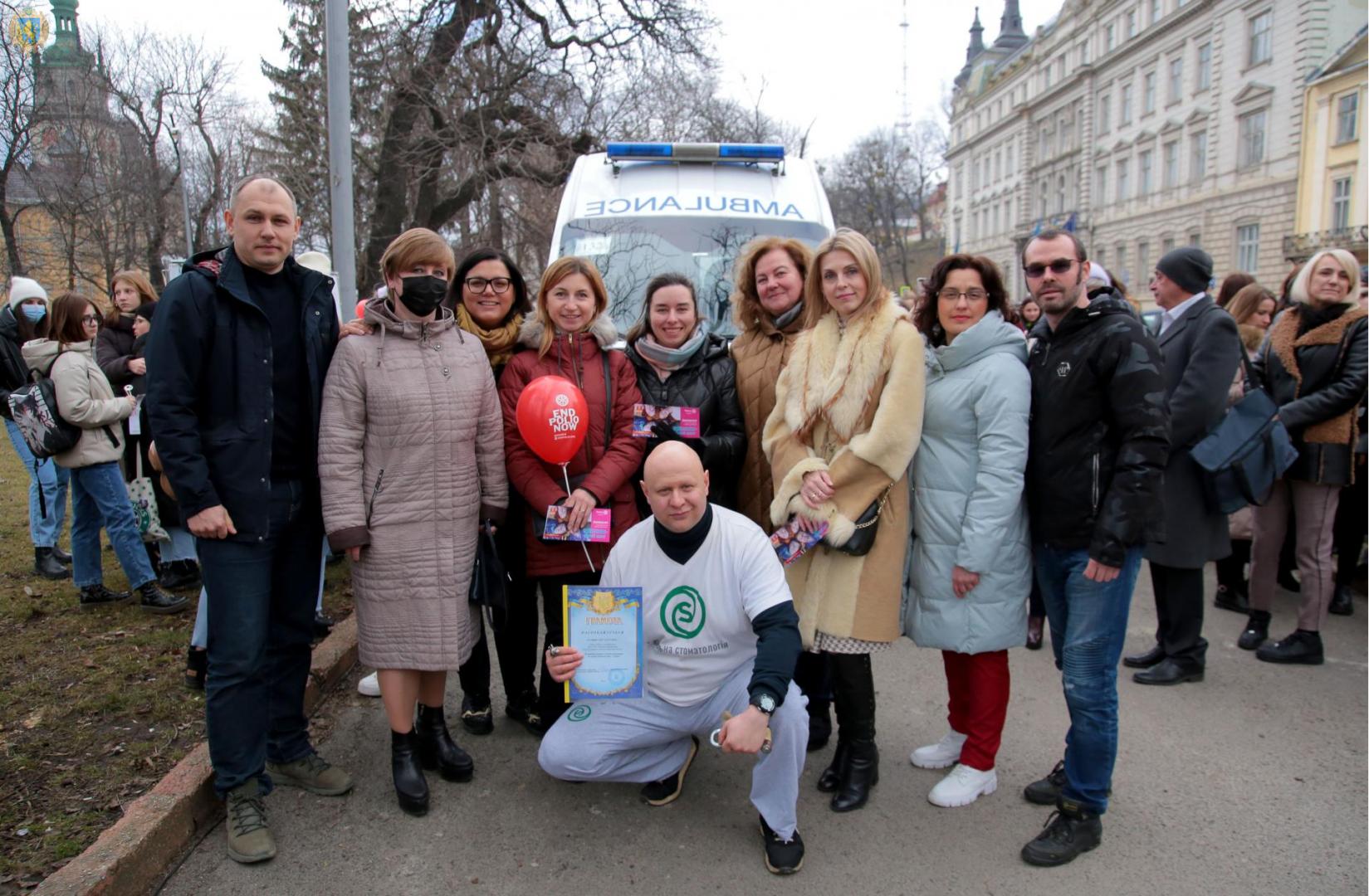 Украинский медик-силач зубами протянул "скорую" с десятью детьми