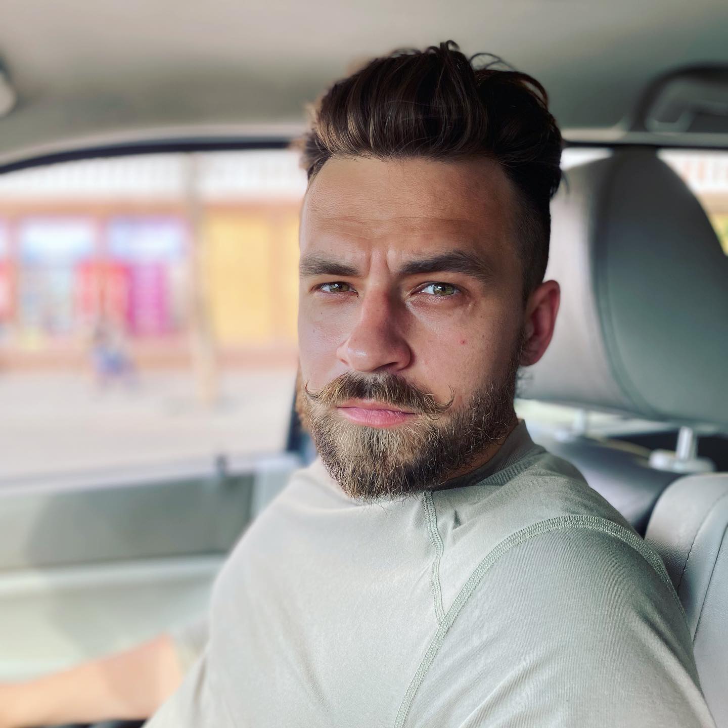 "Почему Тарас Цымбалюк?". Актер-воин резко "прошелся" по шоу "Холостяк" и новому герою