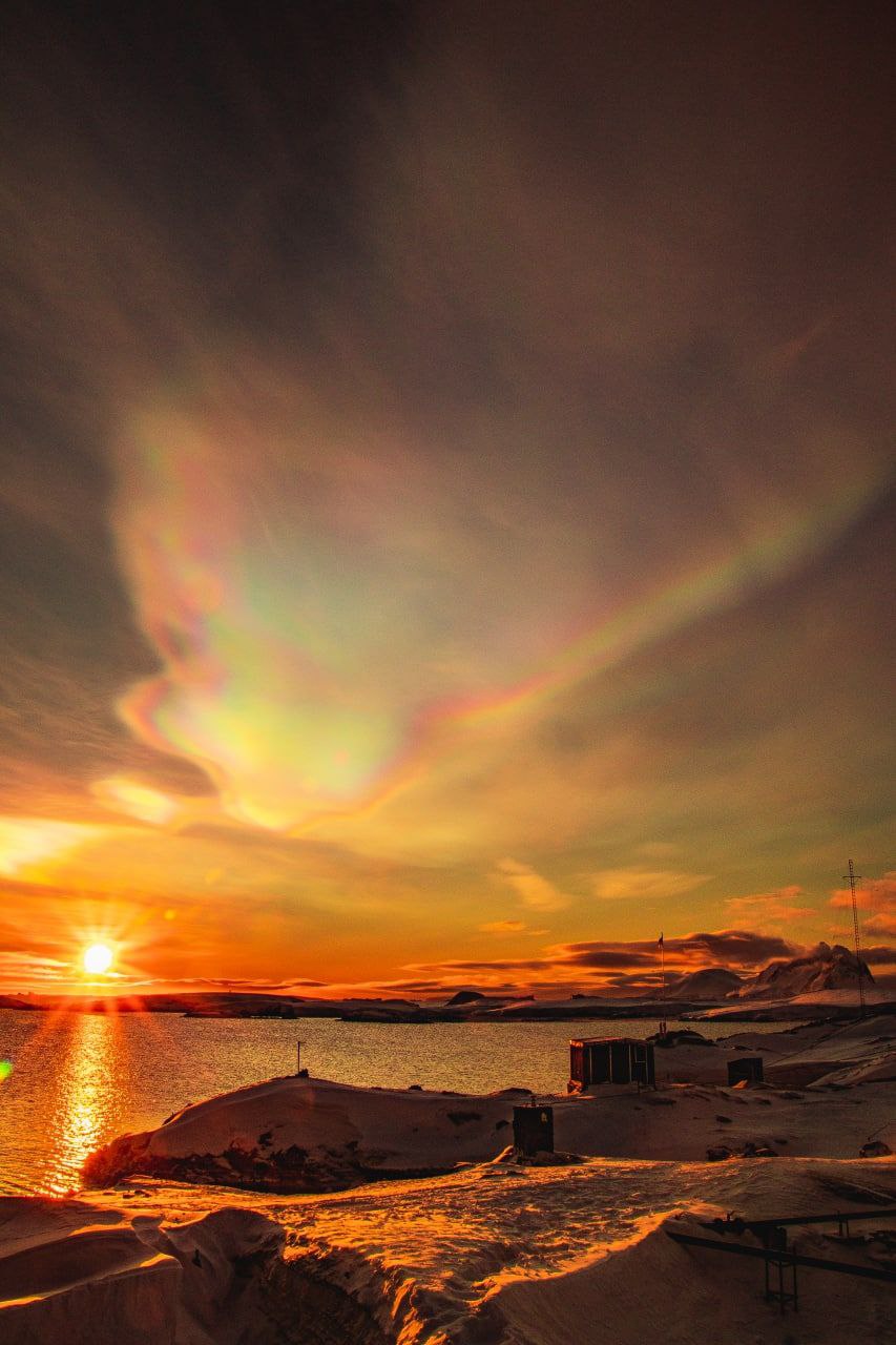 Украинские полярники показали невероятной красоты явление: эти фото завораживают