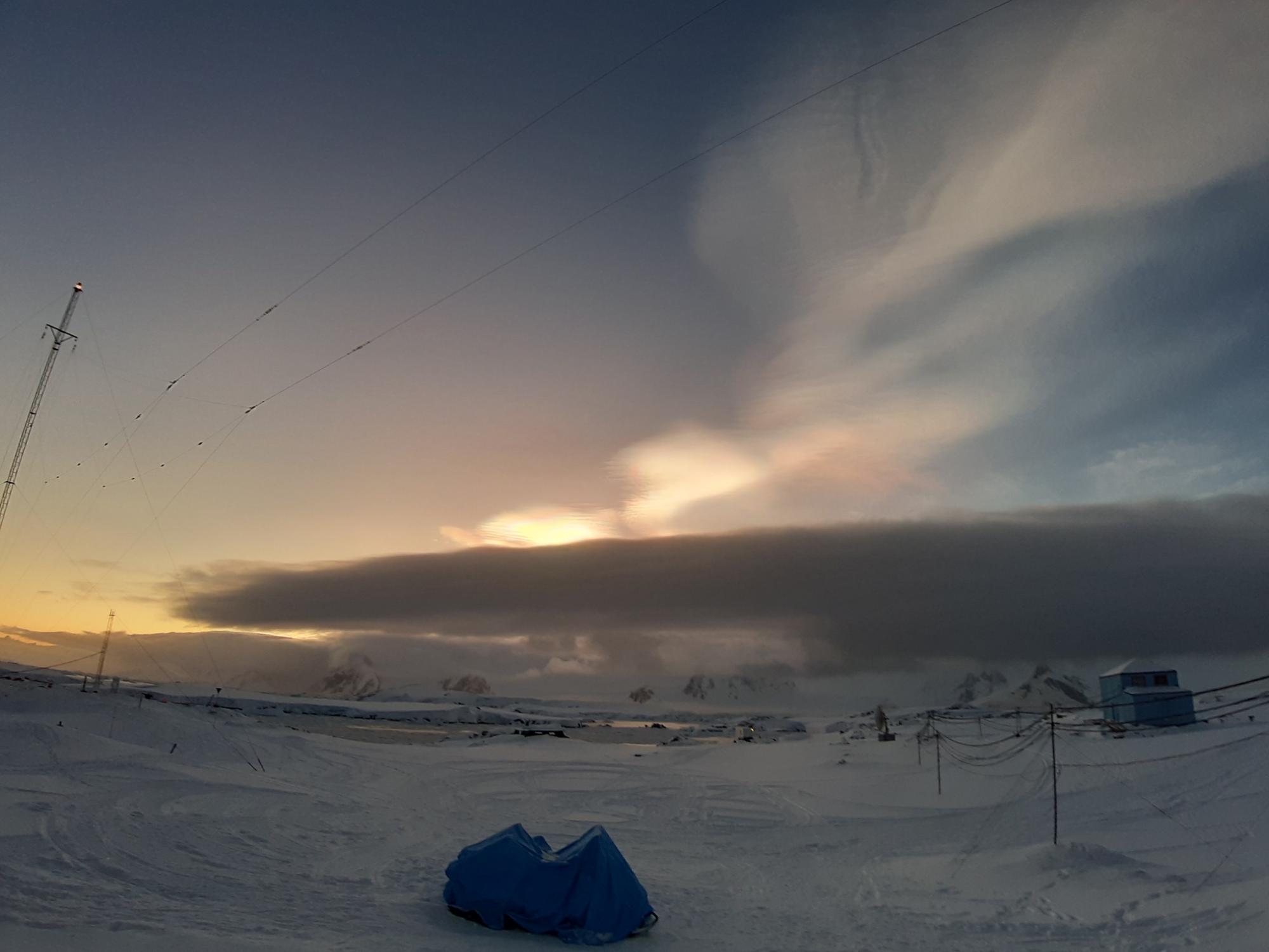 Украинские полярники показали невероятной красоты явление: эти фото завораживают