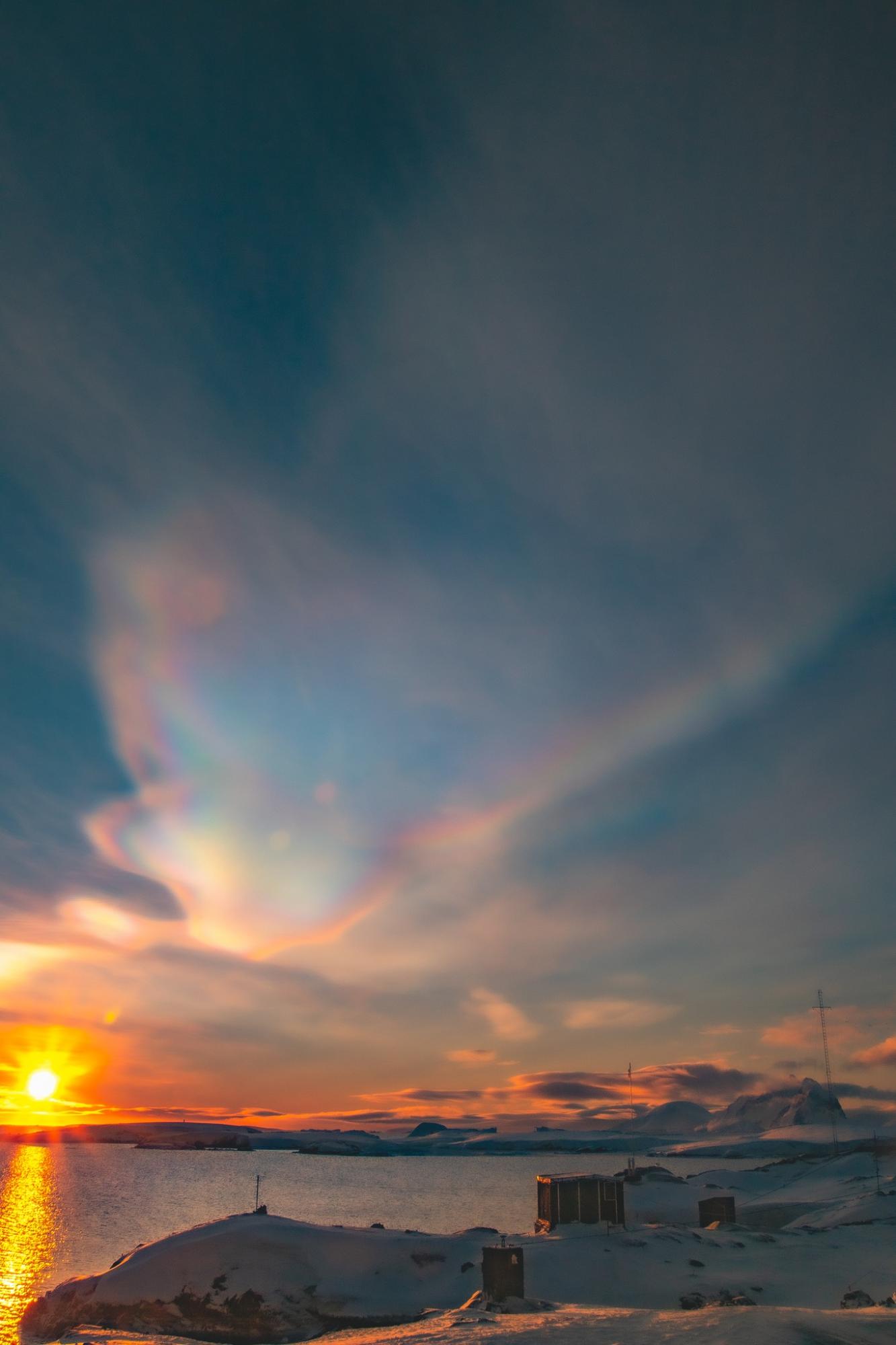 Украинские полярники показали невероятной красоты явление: эти фото завораживают