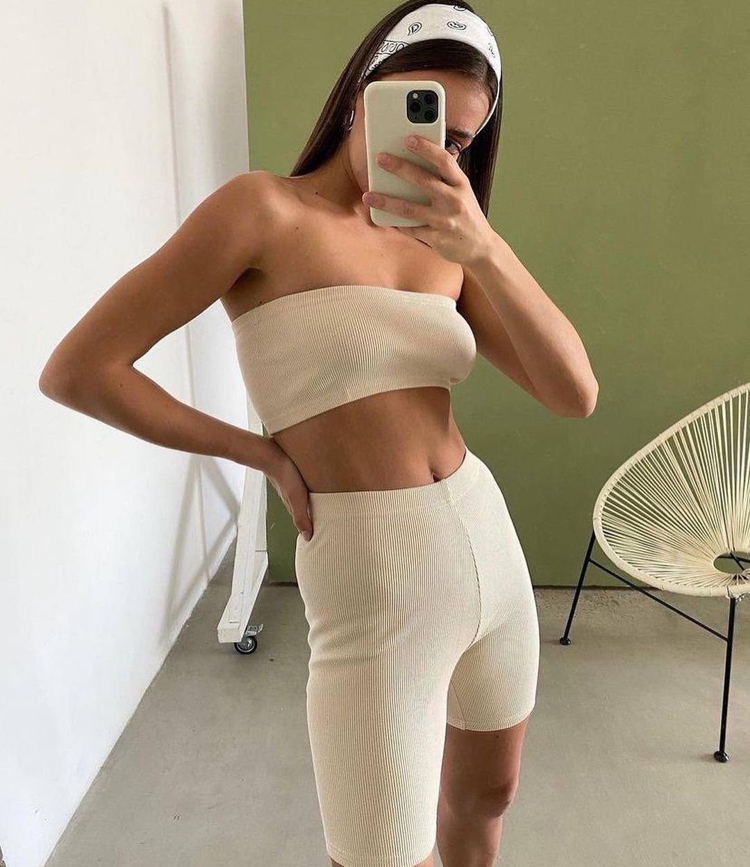 На заміну білій футболці: 5 варіантів для будь-якого випадку на літо 2024