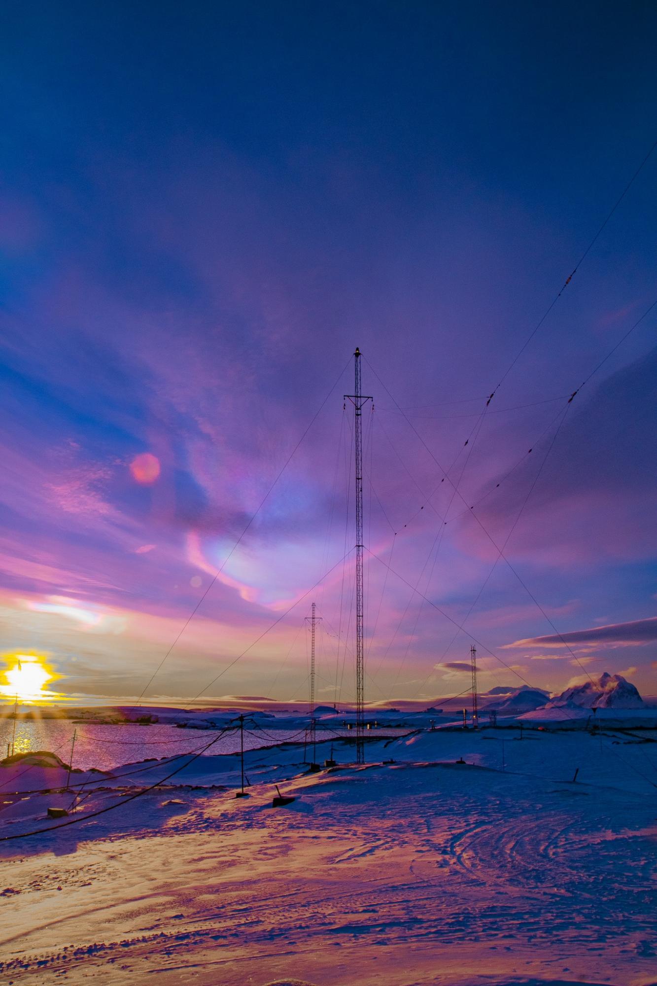 Украинские полярники показали невероятной красоты явление: эти фото завораживают