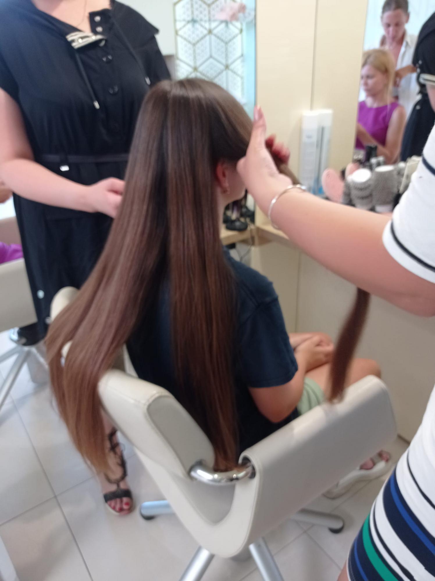 Школярка з Чернівців обрізала довге волосся, аби допомогти ЗСУ: фото неймовірного вчинку