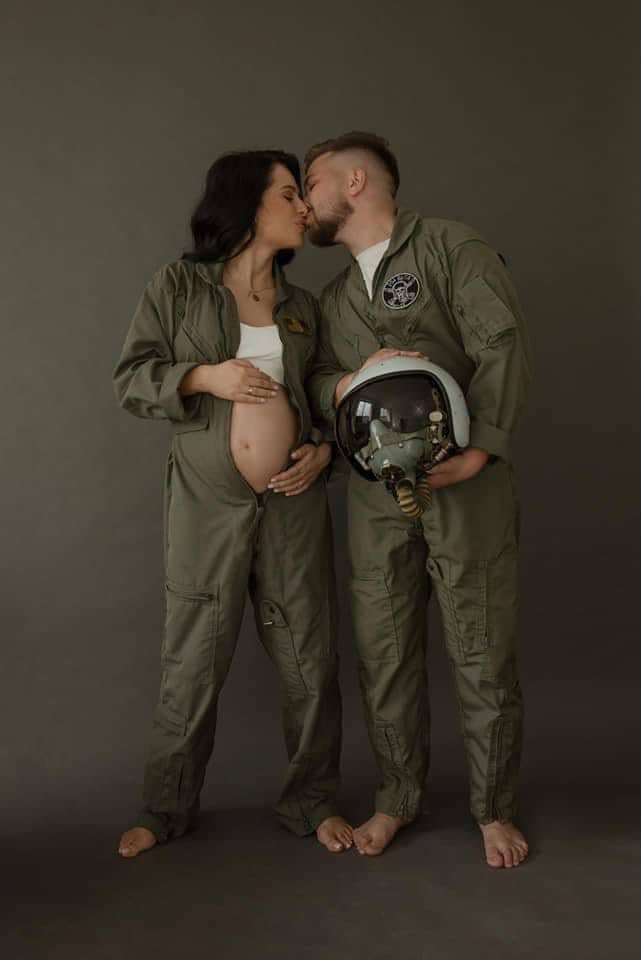 Сімейна пара захищає небо України і чекає на дитину: милі фото військового льотчика з дружиною