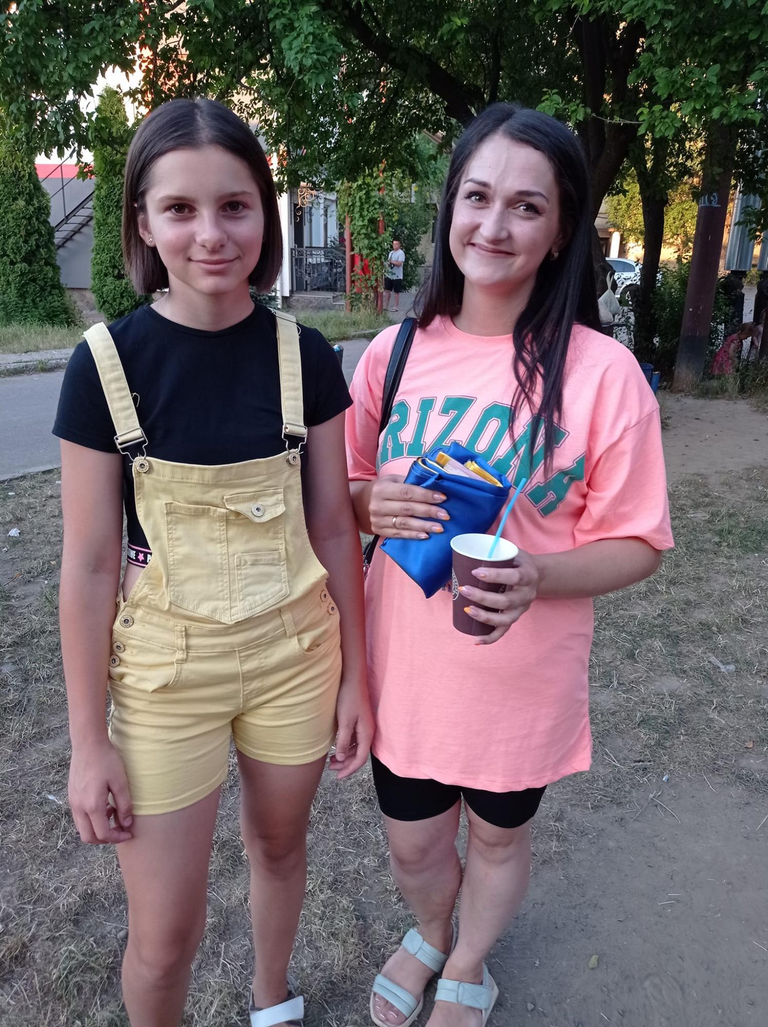 Школярка з Чернівців обрізала довге волосся, аби допомогти ЗСУ: фото неймовірного вчинку