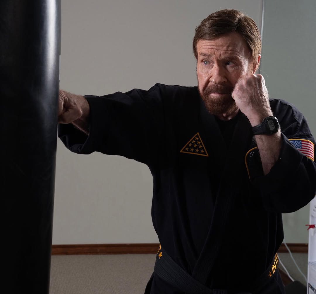 85-річний Чак Норріс вразив неймовірною фізичною формою: його нове фото наробило шуму