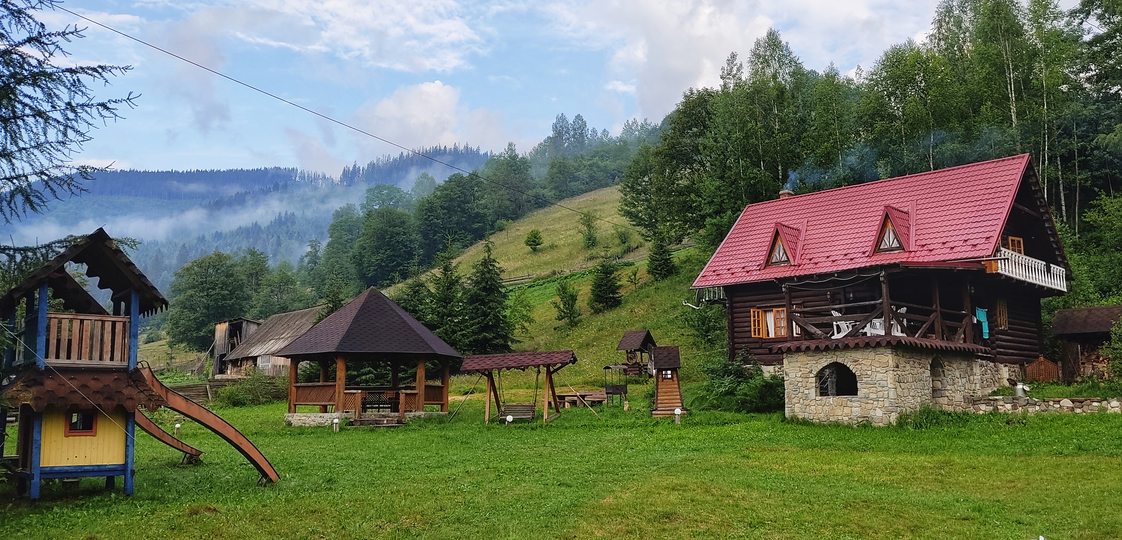 "Сейчас туризм ни на что не похож". Как отдыхают в Карпатах во время войны