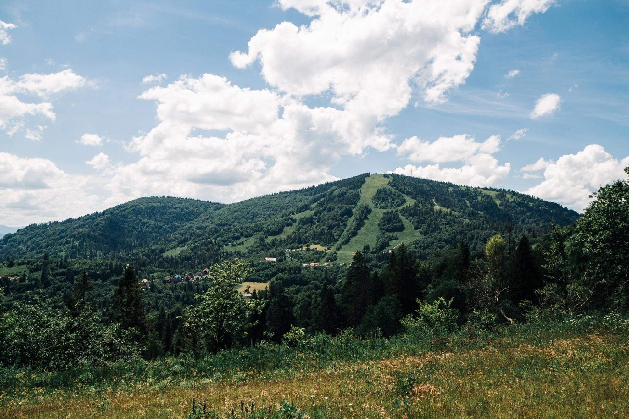 "Сейчас туризм ни на что не похож". Как отдыхают в Карпатах во время войны