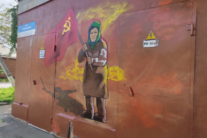 Символ российской пропаганды "бабушка с красным флагом" нашлась в больнице Харькова: ей во двор прилетела мина