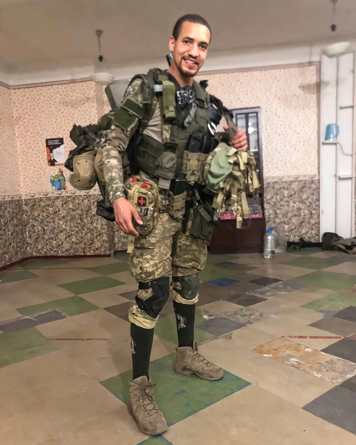 Украинский актер, который воюет на передовой, снова стал папой: милые фото дочки