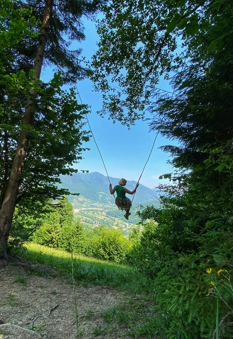 "Сейчас туризм ни на что не похож". Как отдыхают в Карпатах во время войны