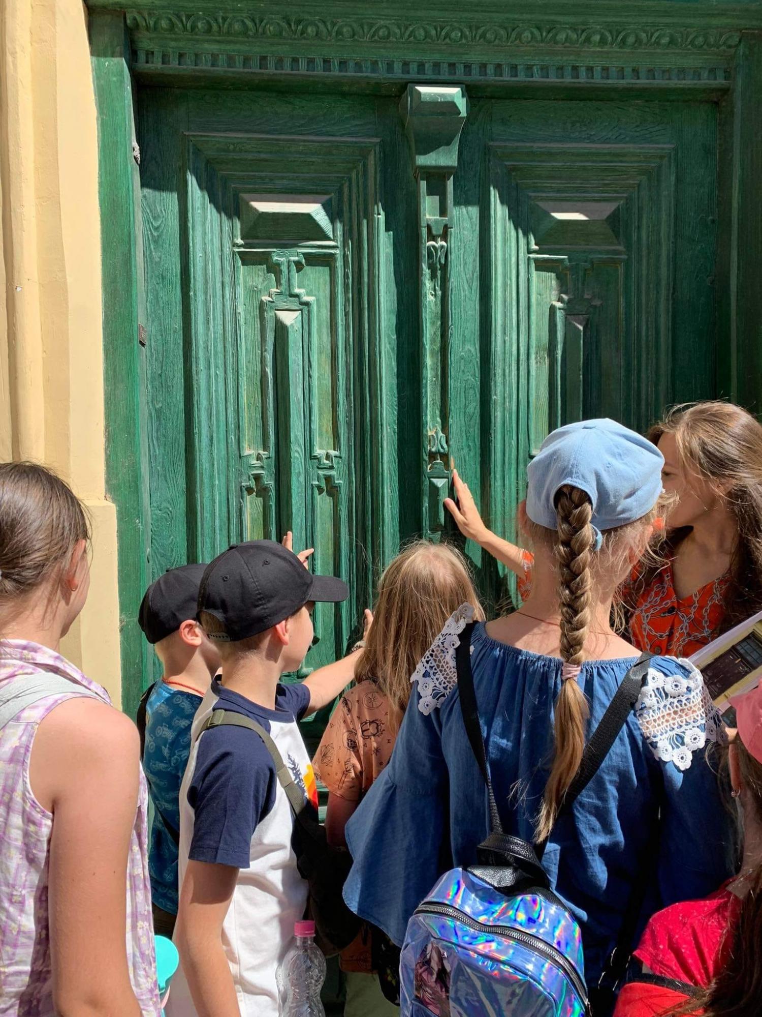 "Ми відновлюємо пам'ять". Як франківчанка зберігає історію, реставруючи старовинні двері