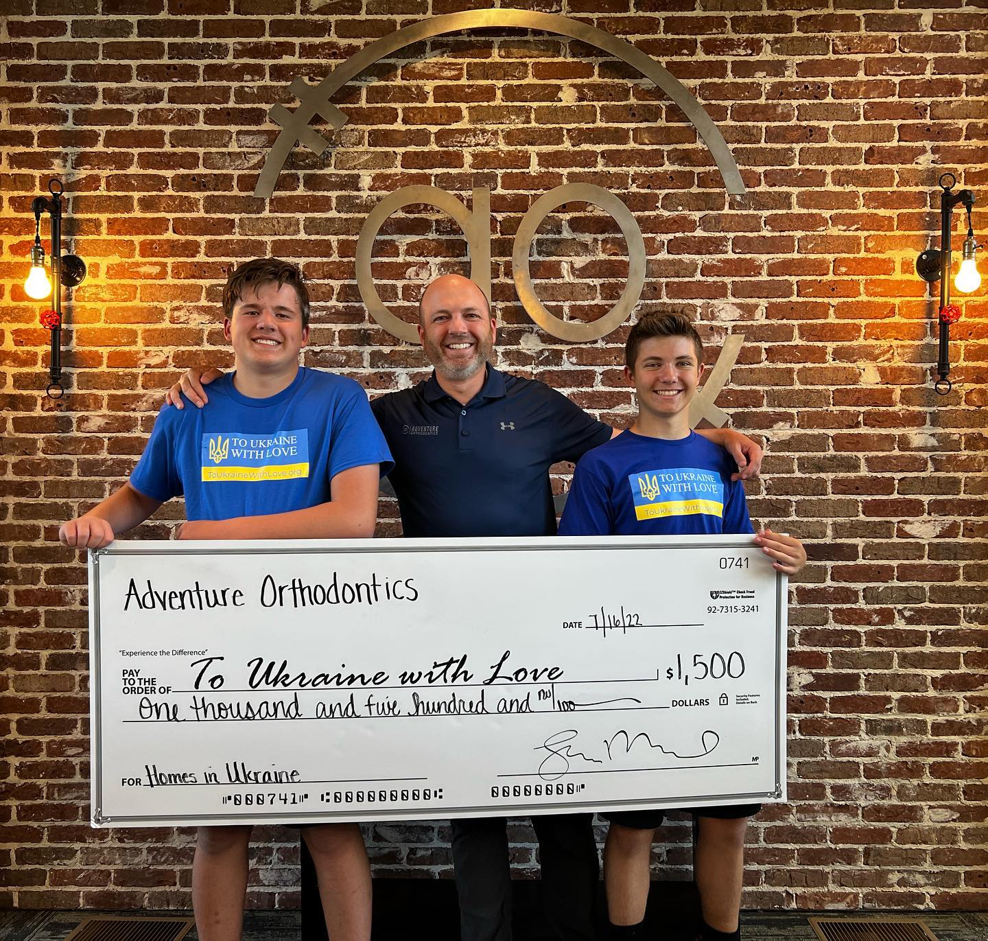 В США школьники собрали деньги на модульные дома для украинцев, и приехали в Макаров для установки