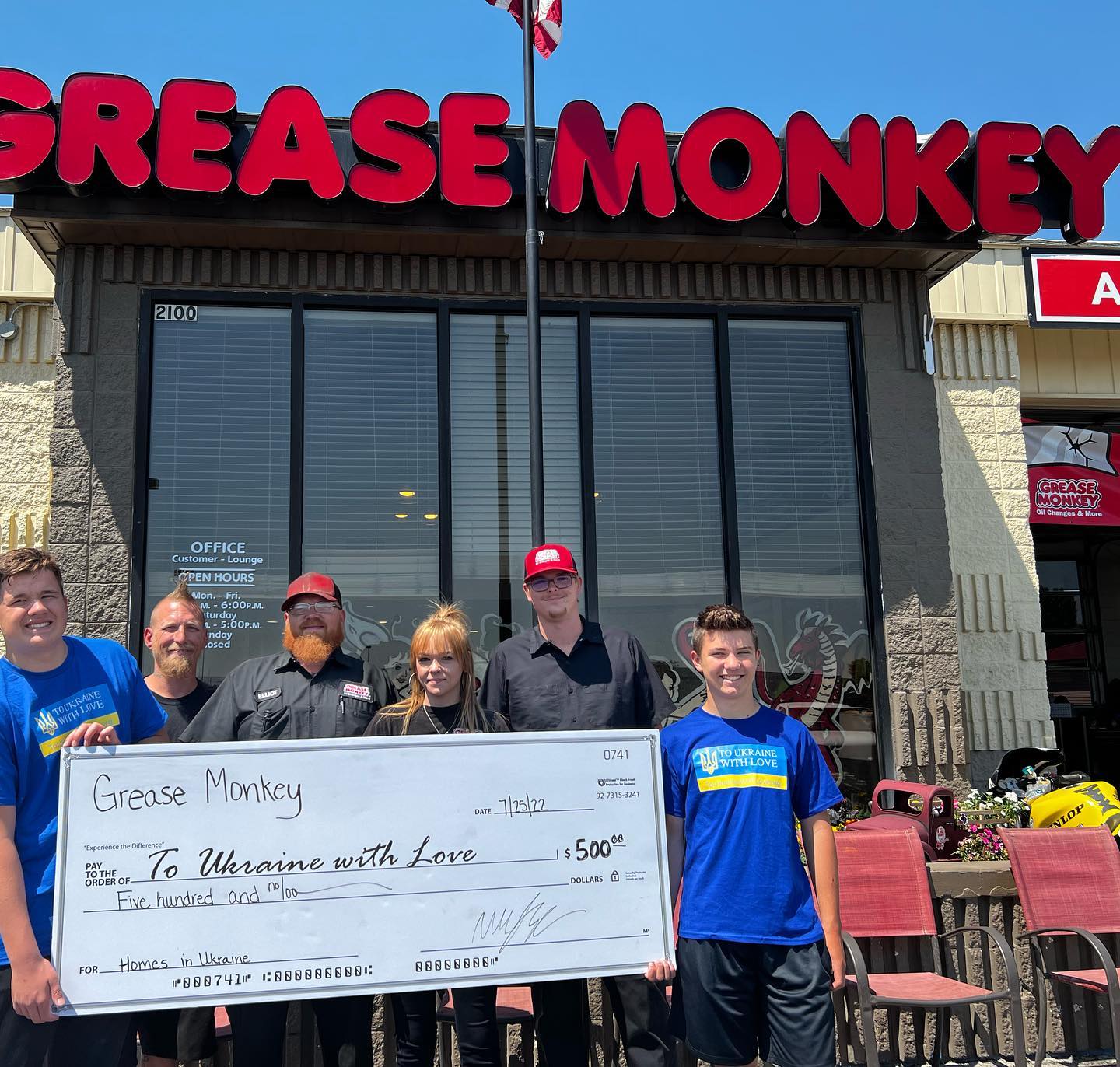 В США школьники собрали деньги на модульные дома для украинцев, и приехали в Макаров для установки